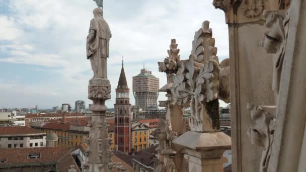 Mailand, Italien - Mai 2016: Panorama des Velasca-Turms und des Glockenturms vom Dom — Stockvideo