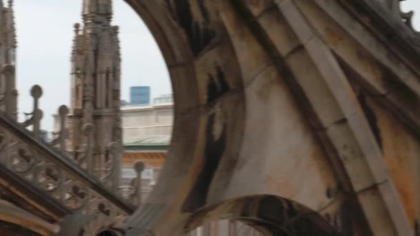 Milán, Italia - Mayo 2016: La cúpula superior de la Galleria Vittorio Emanuele vista desde las agujas de la catedral del Duomo, panorama — Vídeo de stock