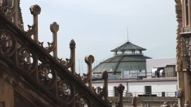 Милан, Италия - май 2016: Верхняя купольная крыша Галереи Витторио Эммануэле видна со шпилей собора Дуомо — стоковое видео