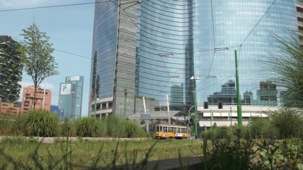Mailand, Italien - Mai 2016: Kippschuss einer Straßenbahn, die unterhalb des Einsturzturms nach außen fährt — Stockvideo