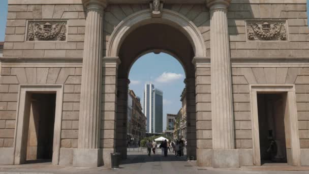 Corso Como and skyscraper seen from Porta Garibaldi, Milan. — Stock Video