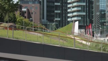 Milan Porta Nuova yeni gökdelenler Varesine bölgede bir parkın arkasında eğimli atış