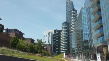 Milan Porta Nuova yeni gökdelenler Varesine bölgede bir parkın arkasında
