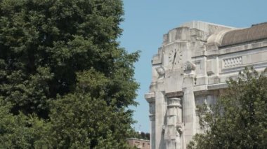 Milano Merkez İstasyonu cephe saatinde
