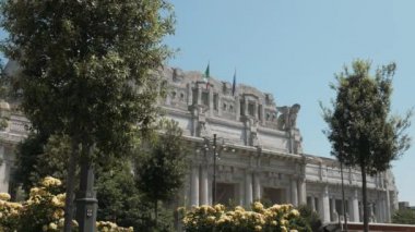 Milano Merkez İstasyonu cephe ağaçlar ve çiçeklerle, Milano, İtalya