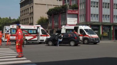 Milan, İtalya - 2016 olabilir: iki ambulans ve ordu tarafından güvenli bir kaza doktor ulaşan.
