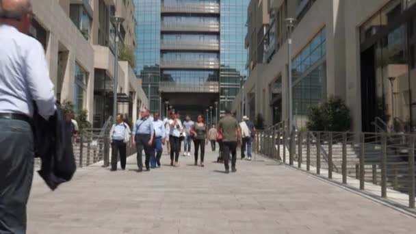 Milão, Itália - Maio de 2016: Torre Unicredit vista de Corso Como tilt shot — Vídeo de Stock