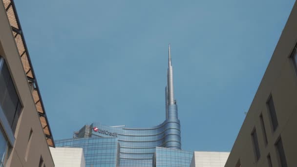Милан, Италия - май 2016: Unicredit Tower seen from Corso Como — стоковое видео