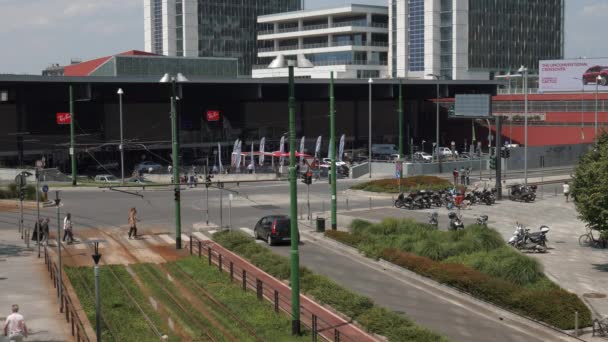 Mailand, Italien - Mai 2016: Wolkenkratzer am Garibaldi-Bahnhof, Kippschuss — Stockvideo