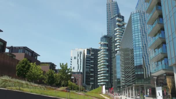 Μιλάνου Porta Nuova νέους ουρανοξύστες στην συνοικία Varesine πίσω από ένα πάρκο — Αρχείο Βίντεο