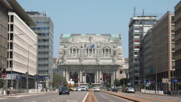 Mailand, Italien - Mai 2016: Verkehr in der Nähe vom Hauptbahnhof — Stockvideo