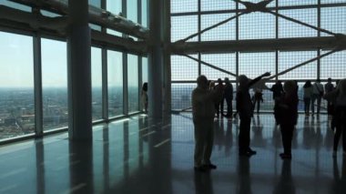 Milan, İtalya-Mayıs 2016: insanlar bir modern Cam binada