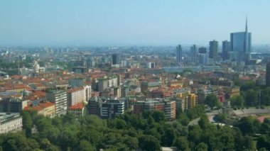 Yeni iş bölgesine ve park panorama Milan havadan görünümü