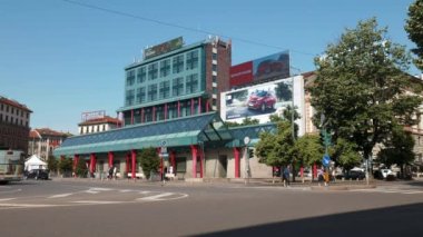 Milan, İtalya-Mayıs 2016: trafik Cadorna demiryolu İstasyonu de