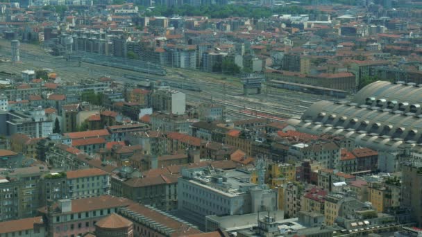 Luchtfoto van een trein nadert en het invoeren van Milaan Centraalstation — Stockvideo