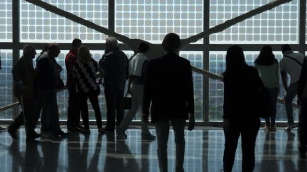 Милан, Италия - май 2016 года: Люди, идущие в современном стеклянном здании — стоковое видео