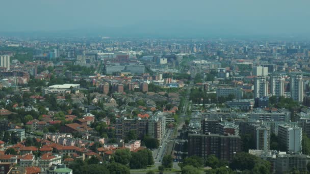 Milaan, luchtfoto van straat en trein — Stockvideo