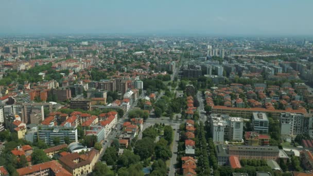 Milan, letecký pohled z ulice — Stock video