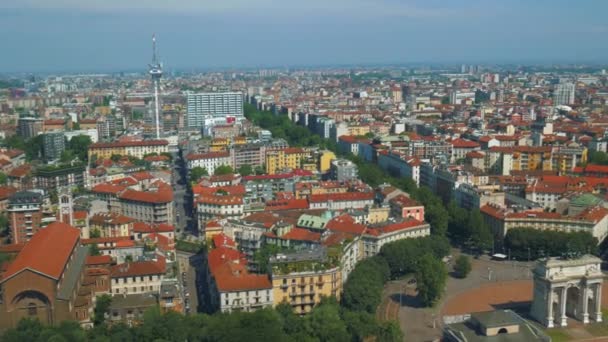 Panorama aérien sur le toit de Milan se terminant à l'Arc de Paix — Video