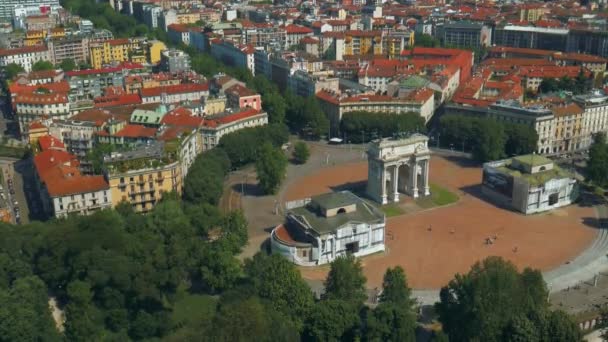 Milan Flygfoto över Arch av fred och taket panorama — Stockvideo