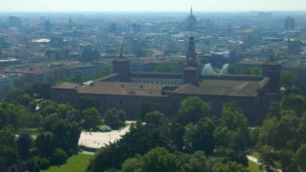 Luchtfoto van het Milaan van sforza kasteel en park — Stockvideo