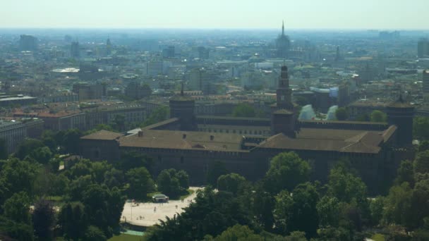 Luchtfoto van het Milaan van sforza kasteel — Stockvideo