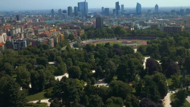 Luchtfoto van het Milaan van park en business district — Stockvideo