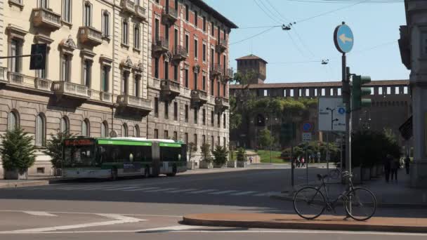 Bicicleta abandonada, ônibus e castelo em Milão Cadorna — Vídeo de Stock