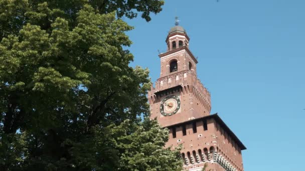 Zamku Sforzów w Mediolanie za drzewem — Wideo stockowe