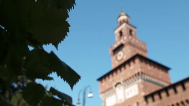 Mailänder Sforza Burgturm hinter Blättern, die sich im Wind bewegen — Stockvideo