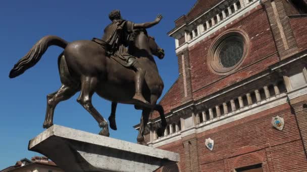 Pavia Cathedral and ancient equestrian statue of Regisole, Italy — Stock Video