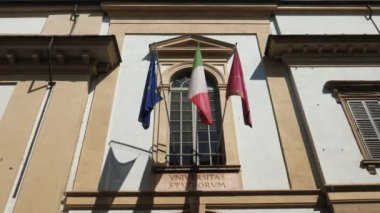 Pavia Üniversitesi, İtalya giriş sallayarak Üniversitesi, İtalyan ve Avrupa bayrakları