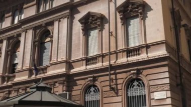 Panoramik görkemli Saat Kulesi arasında eklektik saraylar Pavia, İtalya