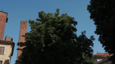 Ortaçağ kule üniversite ve bazı ağaçlarda Pavia, Pv, İtalya