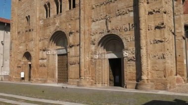 Pavia, İtalya San Michele bazilikanın görünümü yatırmak