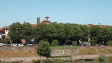 Pavia manzarası ile San Michele Bazilikası'nın ve Borromeo üniversite ağaçların, İtalya arkasında