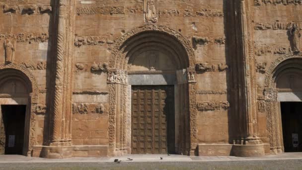 Vista inclinada de la fachada de la Basílica de San Michele en Pavía, Italia — Vídeos de Stock