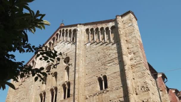 Vista panorámica de la Basílica de San Michele detrás de algunas hojas en Pavía, Italia — Vídeo de stock