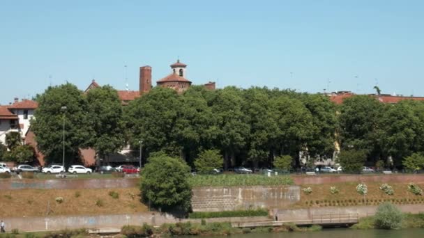 Pavia manzarası ile San Michele Bazilikası'nın ve Borromeo üniversite ağaçların, İtalya arkasında — Stok video