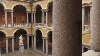 Heykeller courtyard adlı Pavia Üniversitesi, Pv, İtalya