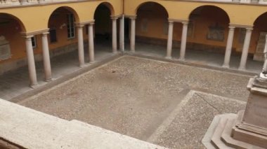 Pavia Üniversitesi, Pv, İtalya, yavaş panoramik çekim Alessandro Volta heykeli