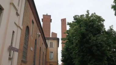 Üniversite ve Pavia, Pv, İtalya bazı ağaçların arkasında Ortaçağ kuleleri