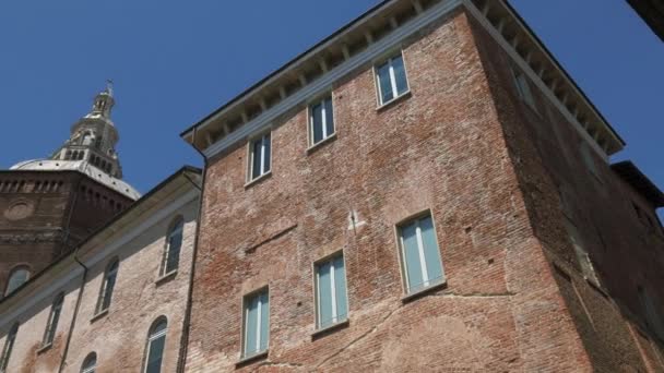 Blick auf die Kathedrale von Pavia von der Piazza Cavagneria, Italien — Stockvideo