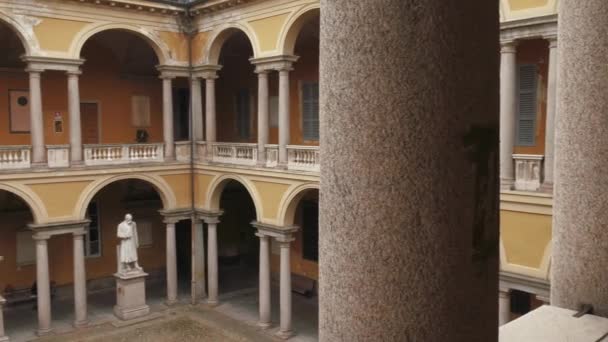Standbeelden binnenplaats aan Universiteit van Pavia, Pv, Italië — Stockvideo