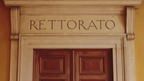 Inscription over Rettorato (dean's office) door of University of Pavia, PV, Italy — Stock Video