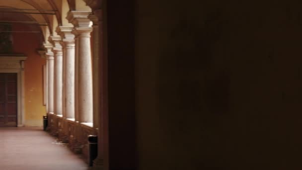 Porte Rettorato (bureau du doyen) dans un couloir de l'Université de Pavie, PV, Italie — Video