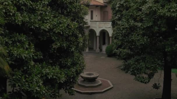 Magnolia binnenplaats aan Universiteit van Pavia, Pv, Italië — Stockvideo