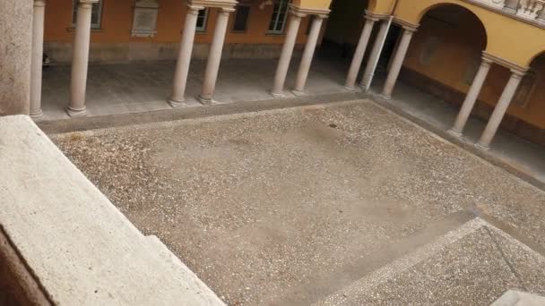 Alessandro Volta statue at University of Pavia, PV, Italy, tilted panoramic — Stock Video