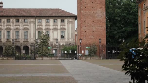 Torre del reloj medieval vista desde el patio universitario de Pavía, PV, Italia — Vídeos de Stock