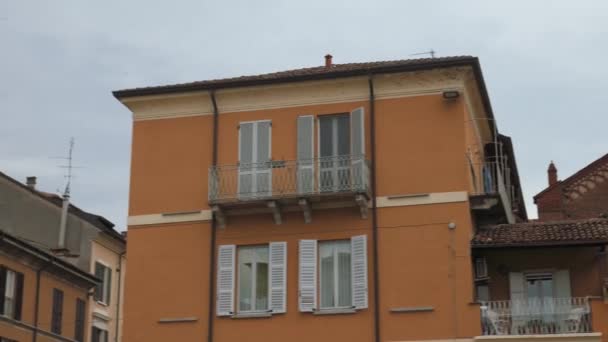 Iglesia detrás de algunas casas en Pavía, PV, Italia — Vídeos de Stock